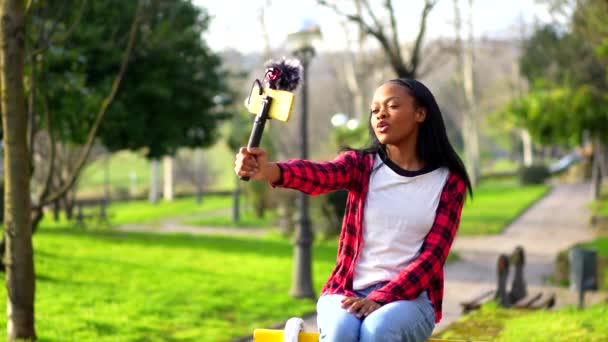 年轻的非洲博客作者在公园里用手机记录了一段视频 — 图库视频影像