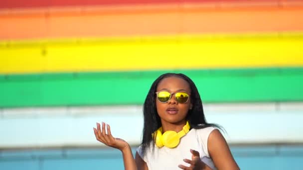 Fröhliche Afrikanerin Mit Kopfhörern Tanzt Stadtpark — Stockvideo
