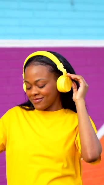 Sorrindo Jovem Africana Dançando Enquanto Ouve Música Livre Lado Uma — Vídeo de Stock