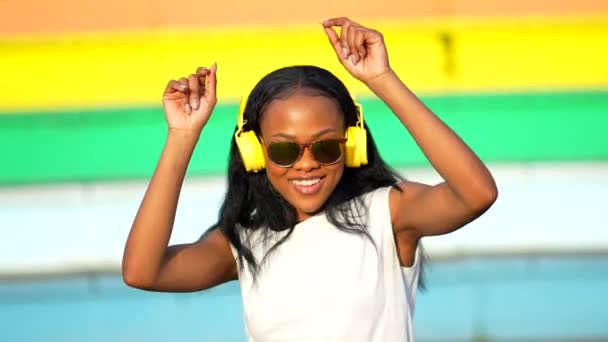 在城市公园里 戴着太阳镜享受阳光下的凉爽的非洲女人 — 图库视频影像