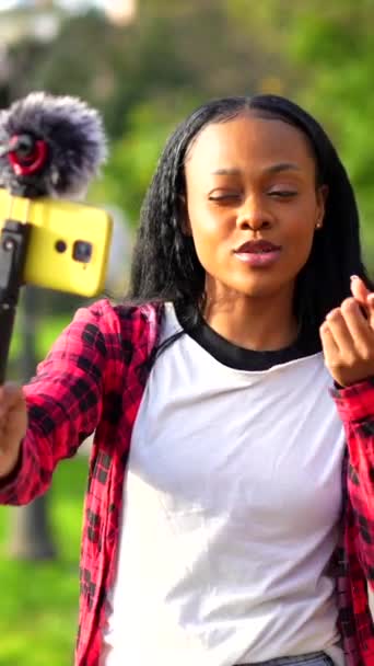 Joven Mujer Africana Grabando Vídeo Con Teléfono Móvil Parque Urbano — Vídeo de stock