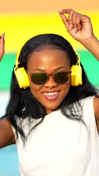 Mulher Africana Fresca Com Óculos Sol Desfrutando Sob Sol Parque — Vídeo de Stock