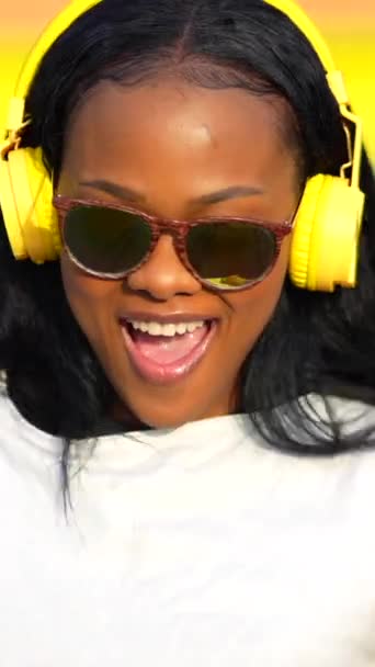 Afrikaanse Vrouw Luisteren Naar Muziek Met Koptelefoon Een Kleurrijk Stedelijk — Stockvideo