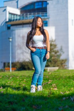 Kampüsün dışında dikilen sıradan bir Çinli öğrencinin dikey fotoğrafı.