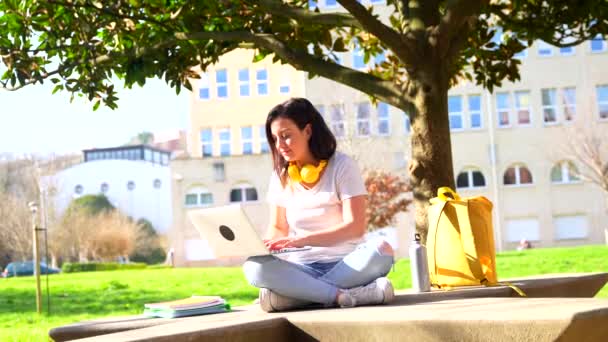 Kvinna Studerar Med Hjälp Laptop Sitter Utanför Campus Solig Dag — Stockvideo