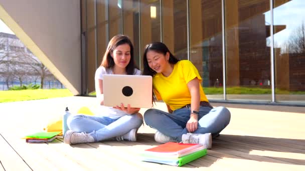 Studenci Azjatyccy Kaukascy Korzystający Laptopa Kampusie Siedzącym Obok Budynku Uniwersytetu — Wideo stockowe