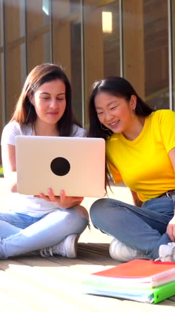 Estudantes Asiáticos Caucasianos Usando Laptop Campus Sentado Lado Prédio Universidade — Vídeo de Stock