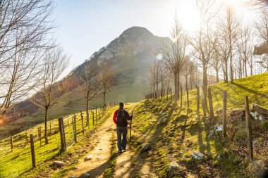 Ernio Dağı 'na tırmanan bir adam ya da Gipuzkoa, Bask Ülkesi' ndeki Hernio.