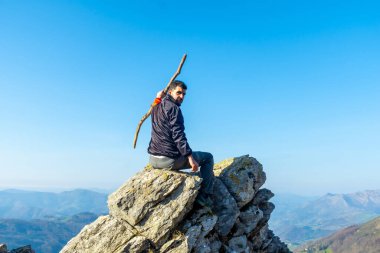 Gün batımında Gipuzkoa 'da Ernio Dağı' nın tepesinde ya da Hernio 'da bir adam.