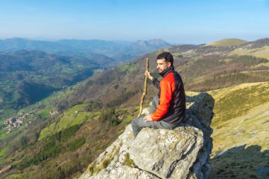 Gün batımında Gipuzkoa 'da Ernio Dağı' nın tepesinde ya da Hernio 'da oturan bir adam.