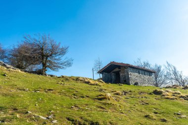 Gün batımında Gipuzkoa 'da Ernio Dağı veya Hernio Dağı' nın tepesinde güzel bir sınır.