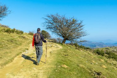 Gün batımında Ernio Dağı 'nda ya da Gipuzkoa' da Hernio 'da yürüyüş.