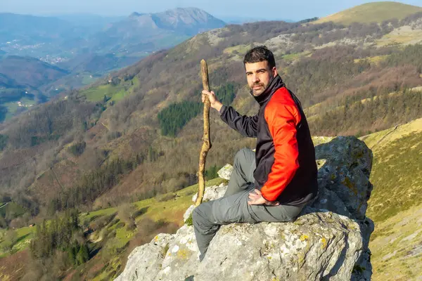 Gün batımında Gipuzkoa 'da Ernio Dağı' nın tepesinde ya da Hernio 'da oturan bir adam.