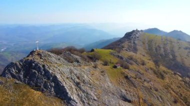 Ernio Dağı 'nın ya da Gipuzkoa' daki Hernio Dağı 'nın güzel manzarasının insansız hava aracı görüntüsü.