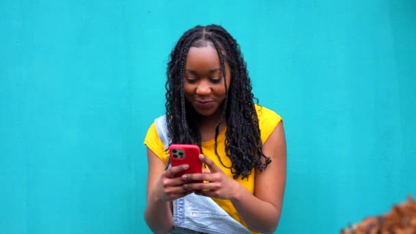 Горизонтальный Портрет Копировальным Пространством Внимание Случайную Африканскую Женщину Позирующую Застенчиво — стоковое видео