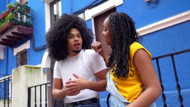 아프리카계 미국인 친구의 냉각하고 다채로운 밖에서 이야기 — 비디오