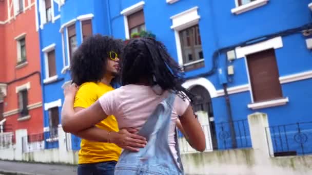 Happy Afro Casual Friends Flânant Dans Quartier Avec Des Maisons — Video