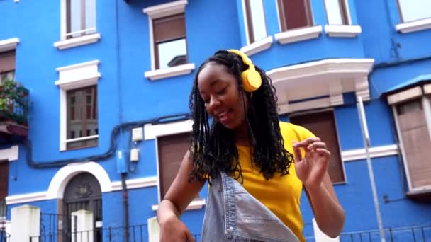Cool Casual Afrikaanse Vrouw Met Gevlochten Haar Dansen Luisteren Naar — Stockvideo