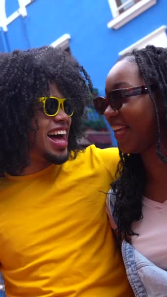 Yakından Bakınca Renkli Bir Sokakta Gülen Havalı Bir Afrikalı Çiftin — Stok video