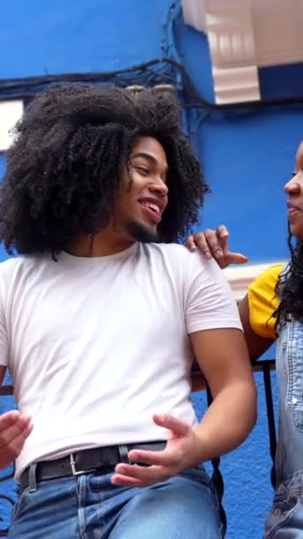 Couple Afro Américain Cool Bavarder Flâner Long Une Ville Avec — Video