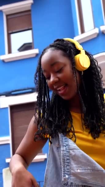 Mulher Africana Casual Legal Com Cabelo Trançado Dançando Ouvir Música — Vídeo de Stock