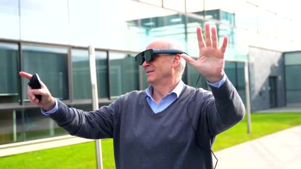 Leeftijd Man Met Behulp Van Futuristische Augmented Gemengde Visie Headset — Stockvideo