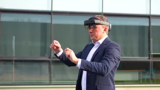 金融ビル外で仮想現実ヘッドセットを使用したビジネスマン — ストック動画
