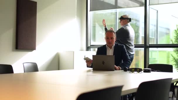 고글을 착용하는 사무실에서 스크린과 노트북을 사용하는 사업가 — 비디오