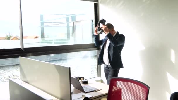 Zakenman Met Een Bril Zijn Werk Het Kantoor Tegenover Ramen — Stockvideo