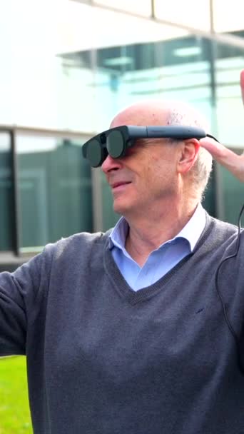 Hombre Envejecido Usando Auriculares Visión Mixta Aumentada Futuristas Aire Libre — Vídeos de Stock