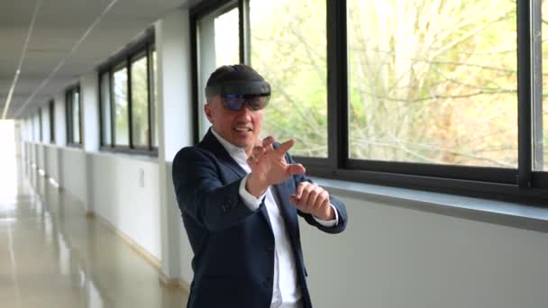 Glad Casual Mogen Affärsman Med Hjälp Virtual Reality Simulator Korridoren — Stockvideo