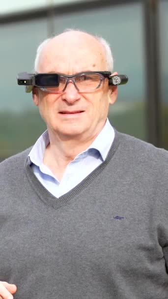 Geschäftsmann Erlebt Mit Augmented Mixed Vision Headset Einem Stadtpark Neben — Stockvideo