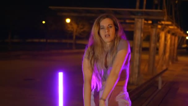 Rebelde Joven Rubia Bailando Sensual Trampa Noche Calle — Vídeo de stock