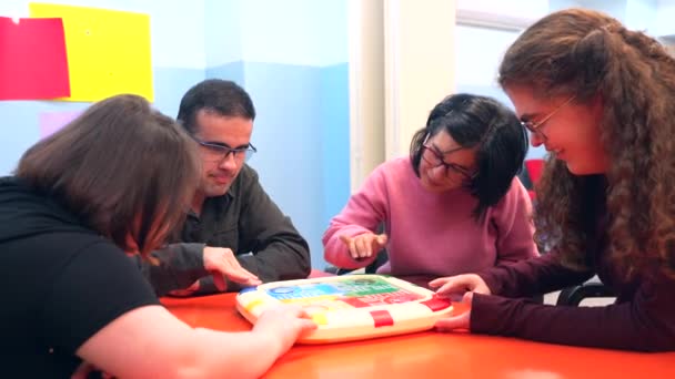 Bir Grup Engelli Insan Birlikte Masa Oyunu Oynuyor Özel Ihtiyaçları — Stok video