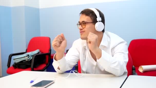 Человек Синдромом Дауна Танцует Сидя Слушая Музыку Помощью Наушников Мобильных — стоковое видео
