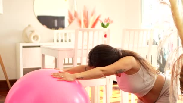 Cena Doméstica Uma Mulher Grávida Beleza Usando Bola Pilates Rosa — Vídeo de Stock