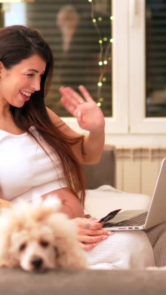 Szczęśliwa Kobieta Ciąży Pokazuje Usg Podczas Rozmowy Wideo Online Siedzi — Wideo stockowe