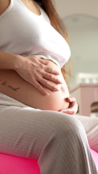 Felismerhetetlen Terhes Megérinti Hasát Aktív Terhesség Alatt Otthon Gyakorolja Pilates — Stock videók