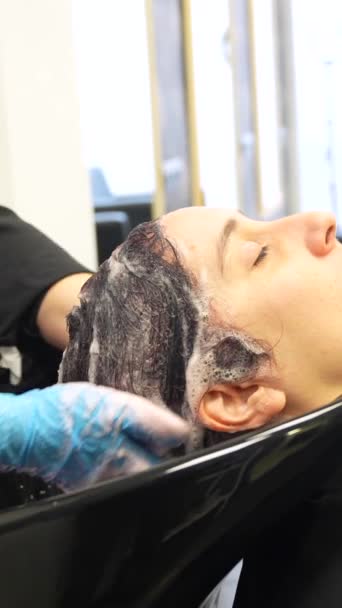 Wanita Santai Dengan Mata Tertutup Mencuci Rambutnya Salon Kecantikan — Stok Video
