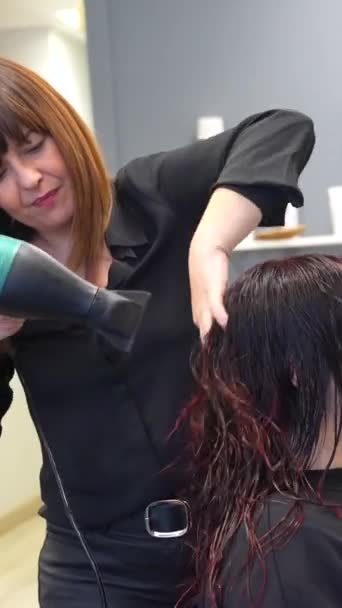 Fryzjer Suszenie Włosów Kobiety Przed Lustrem Salonie — Wideo stockowe