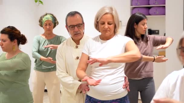 Starší Ženy Třídě Gong Choreografie Cvičení Pohybující Koordinovaně — Stock video