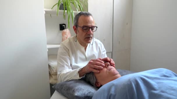 Reifer Männlicher Therapeut Bei Einer Orientalischen Nackenmassage Für Eine Reife — Stockvideo