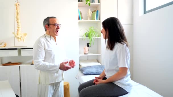 Man Volwassen Masseur Vrouw Volwassen Patiënt Praten Een Gong Massage — Stockvideo