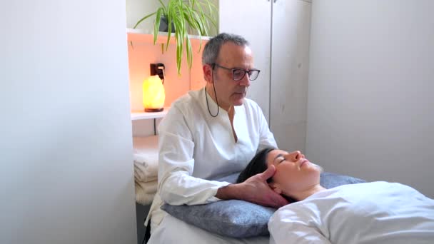 Donna Rilassata Che Riceve Massaggio Esperienza Del Gong Una Clinica — Video Stock