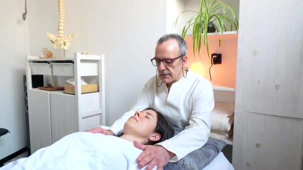 Women Lying Stretcher Receiving Relief Massage Gong Masseur Clinic — Stock Video