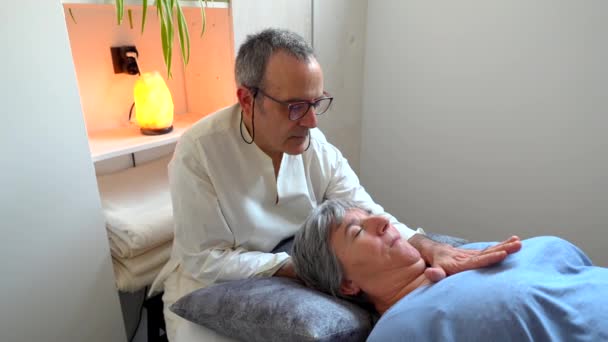 Gong Massaggiatore Facendo Massaggio Alla Testa Una Donna Matura — Video Stock
