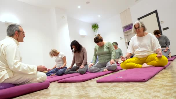 Clase Yoga Llena Mujeres Caucásicas Maduras Haciendo Posición Loto Meditando — Vídeos de Stock