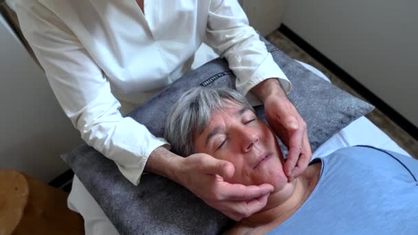 Gong Masseur Doing Massage Head Mature Woman — Stock Video