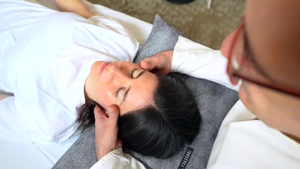 Ontspannen Vrouw Ontvangt Een Massage Van Een Gong Expertise Een — Stockvideo