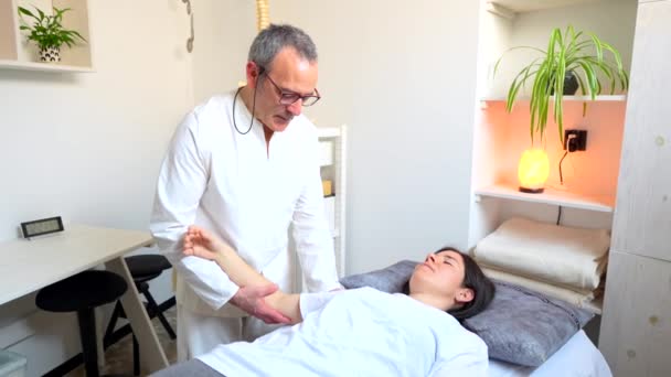 Gong Masażysta Wykonujący Masaż Rozciągający Się Pacjenta Leżącego Noszach Klinice — Wideo stockowe